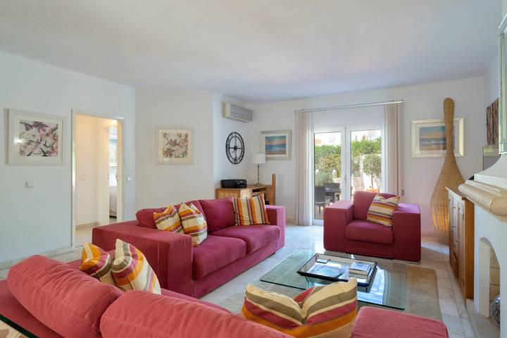 Villa 'Vila Senna' with Private Pool, Wi-Fi and Air Conditioning in Vale do Lobo, Almancil
