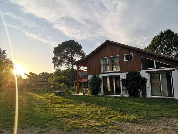 Gîte pour 10 personnes, avec jardin ainsi que vue et sauna à Garrosse