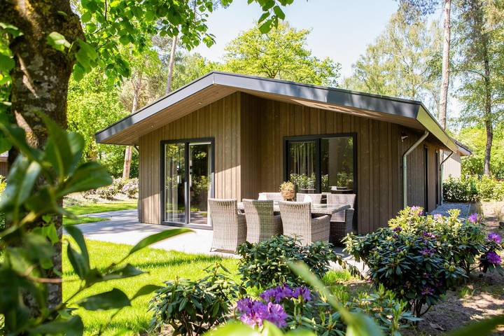 Vakantiepark voor 4 personen, with Balkon/Terras and Terras as well as Tuin and Zwembad in Noord-Brabant
