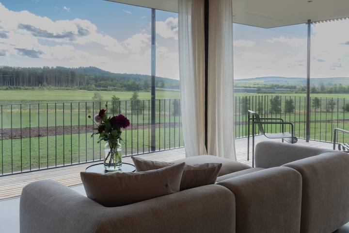 Apartamento inteiro, Apartamento 'Ruhige Dachgeschoss-Wohnung mit Panorama-Weitblick ins Grüne' com varanda e estacionamento in Donaueschingen, Central Black Forest