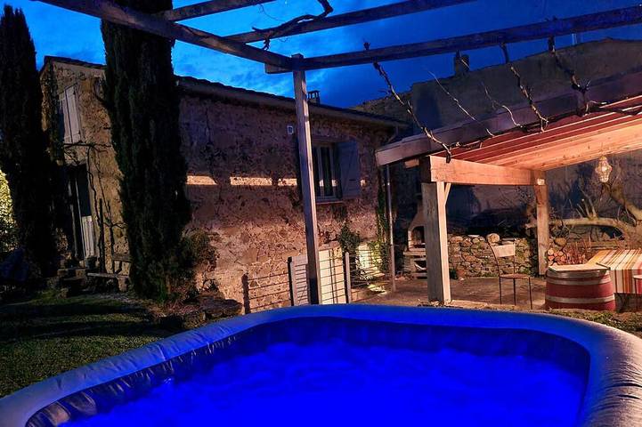 Location de vacances pour 6 personnes, avec jardin ainsi que jacuzzi et terrasse à Courtauly