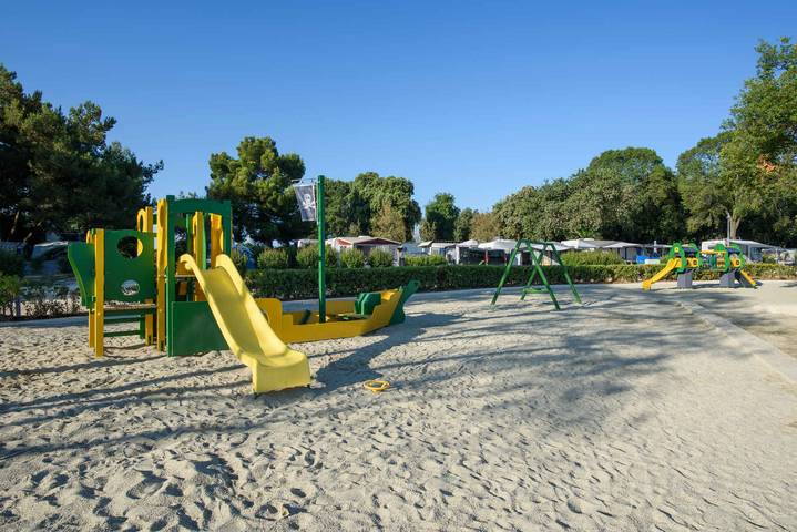 Camping pour 4 personnes, avec jardin à Funtana - 2