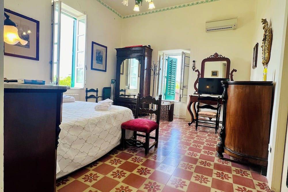 Apartamento entero, Villa Lodato, historical portions of villa close to the beach in Capo d'Orlando, Provincia de Messina