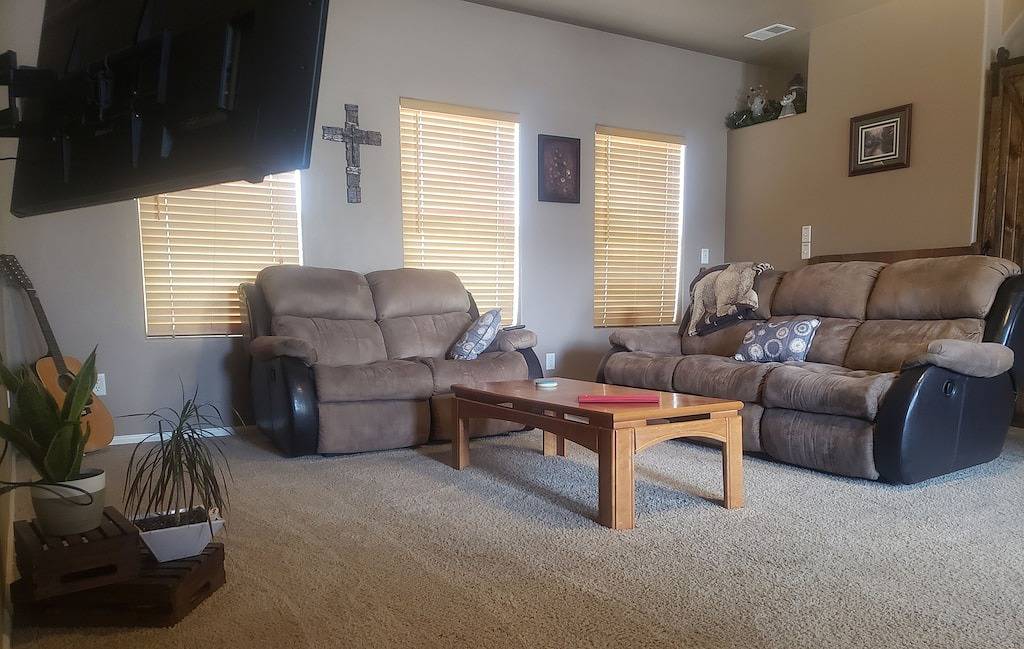 Comfy 2 bedroom 1 bath, living room, mini kitchen with 70\" smart Tv & Grill in Montrose, Black Canyon Nationalpark