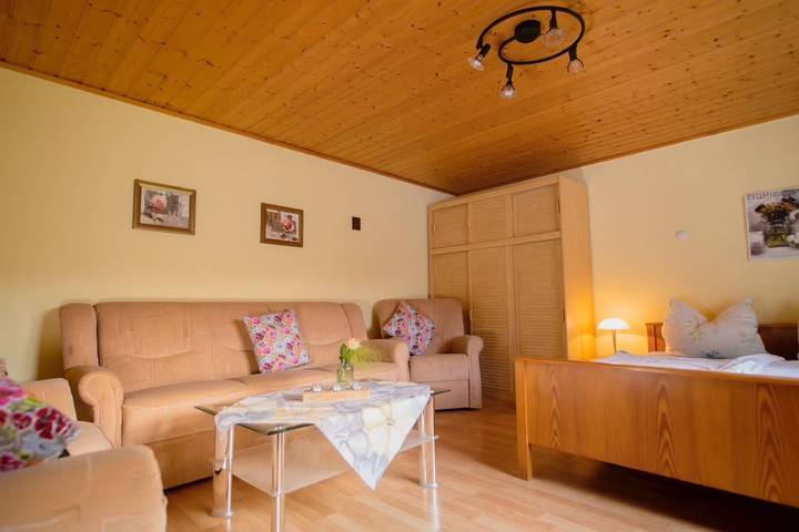 Entire apartment, Wiebelhaus-Mester Farm Guesthouse – Schwalbennest Holiday Apartment in Lennestadt, Sauerland