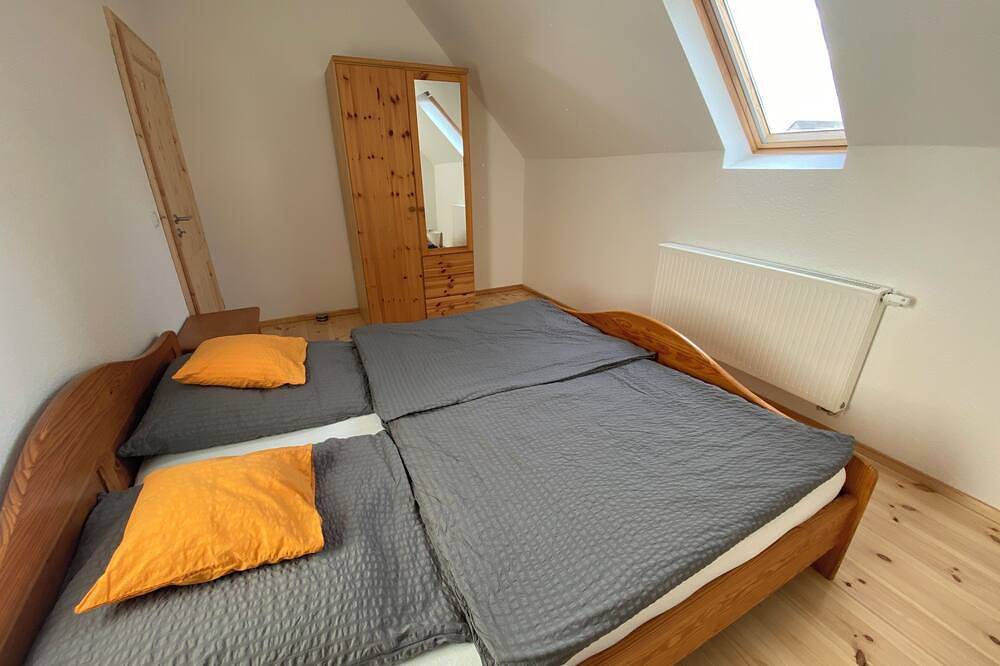 Ganze Wohnung, Ferienwohnung im Dachgeschoss in großzügigem Haus mit Hof und Garten in Muldestausee, Dübener Heide