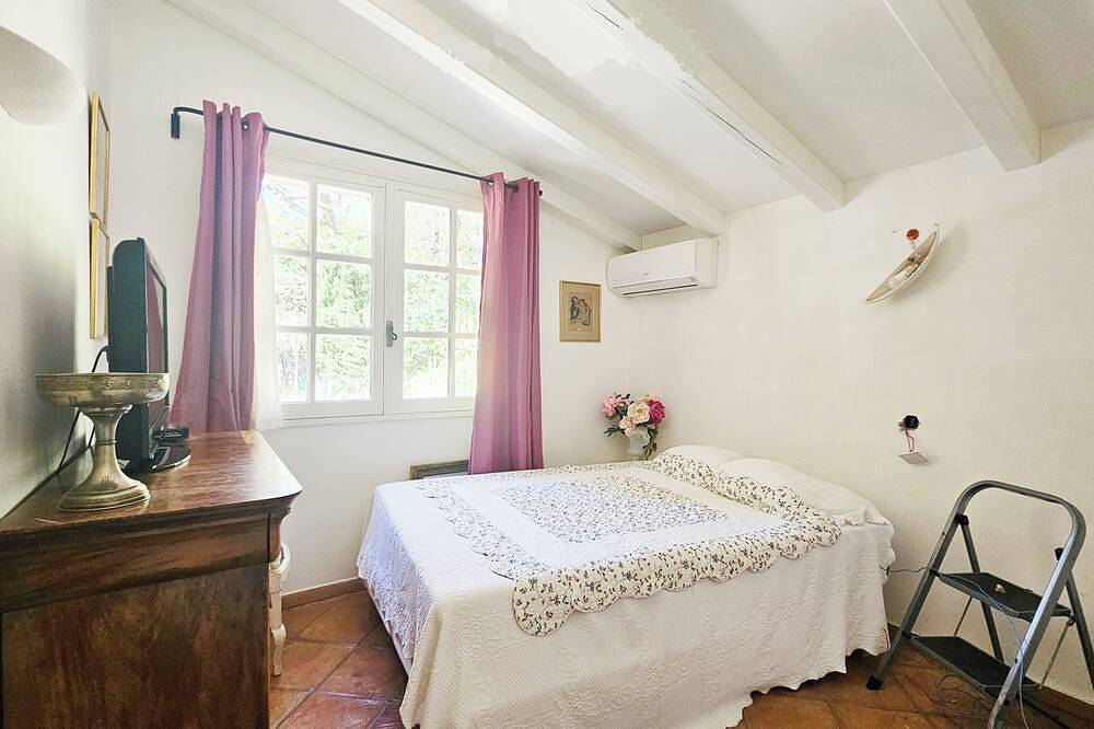 Charming villa with swimming pool and sauna in Haut-Var in Montferrat, Draguignan Region