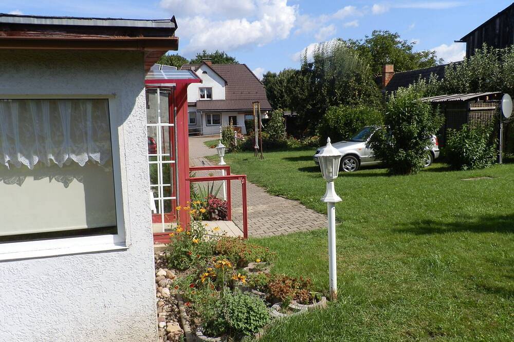 Bungalow mit Terrasse im Garten in Mahlzow, Wolgast