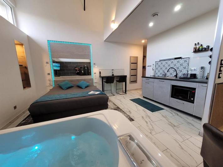 Cama y desayuno para 3 personas, con jacuzzi y terraza en Blois