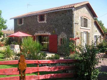 Gîte pour 6 personnes, avec terrasse et sauna ainsi que piscine et vue à Pouzauges