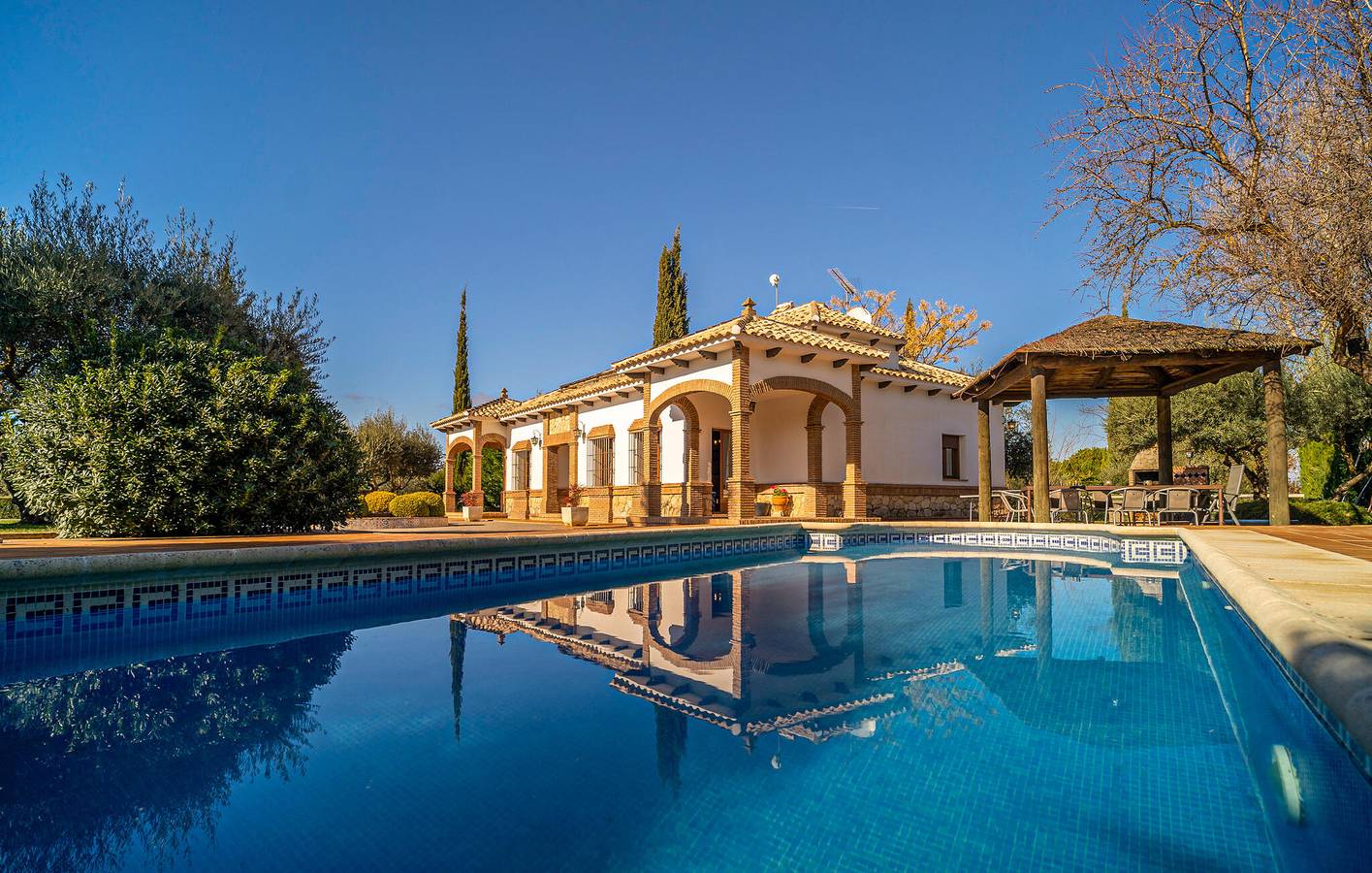 Modern Apartment with Pool, WiFi & Parking, Arriate 2km in Arriate, Málaga Province