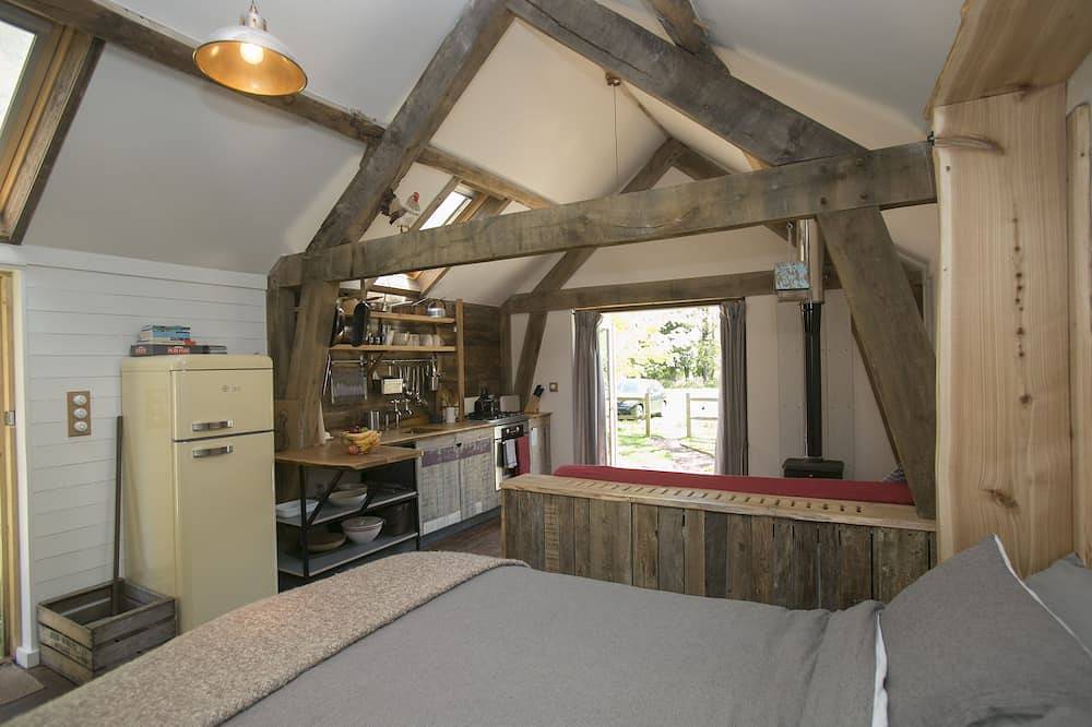 Idyllic Log Cabin with Log-fired Hot Tub nestled in a Forest Clearing in Dorset