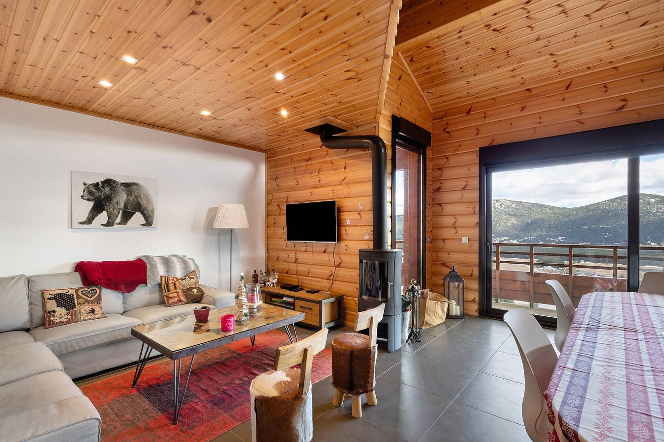 Chalet Les Lupins – 6-8 personnes, vue panoramique, terrasse, à 10 min des pistes de ski in Les Angles, Parc naturel régional des Pyrénées catalanes