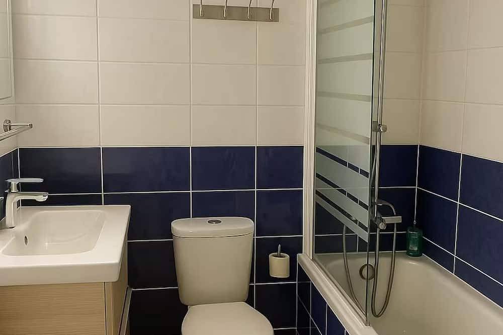 Entire apartment, Modern room sleeps 14 + kitchen and terrace in Brétigny-sur-Orge, Essonne
