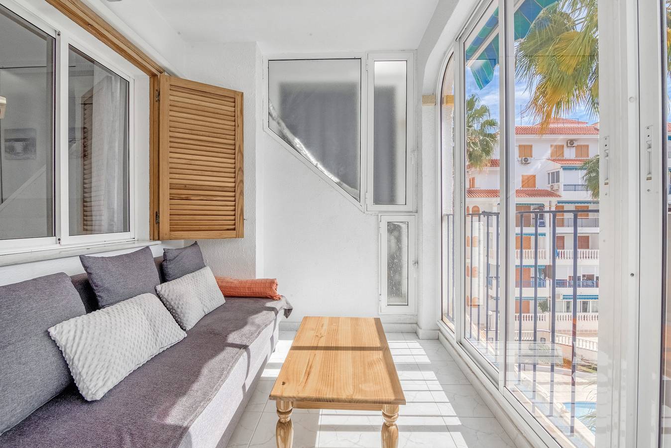 Apartamento entero, Apartamento 'Playa La Mata' con piscina compartida, Wi-Fi y aire acondicionado in Torrevieja, Costa Blanca