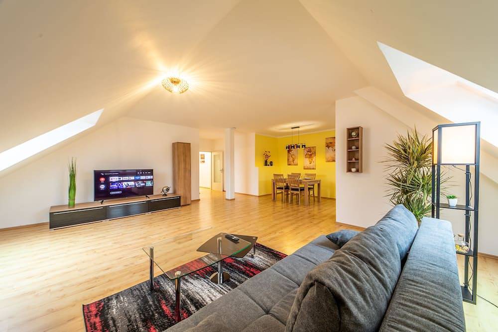 Ganze Wohnung, Moderne Dachgeschosswohnung bis 6 Personen - Parkplatz - Waschmaschine in Coburg, Oberes Maintal - Coburger Land