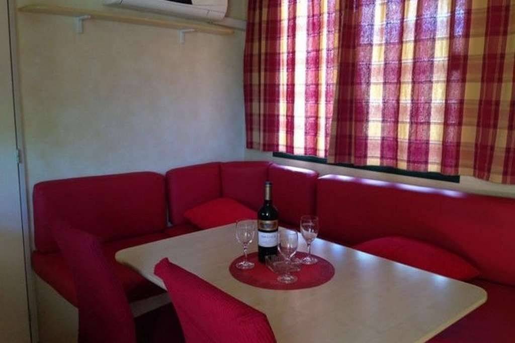 Ganze Wohnung, 2-Zimmer-Ferienwohnung mit Terrasse und Meerblick Grebastica (Sibenik) A-23339-a in Grebastica, Šibenik-Knin