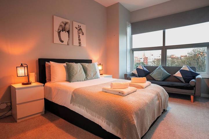 Entire apartment, Steps from Beach & Lanes | Stylish Brighton in Brighton, Sussex