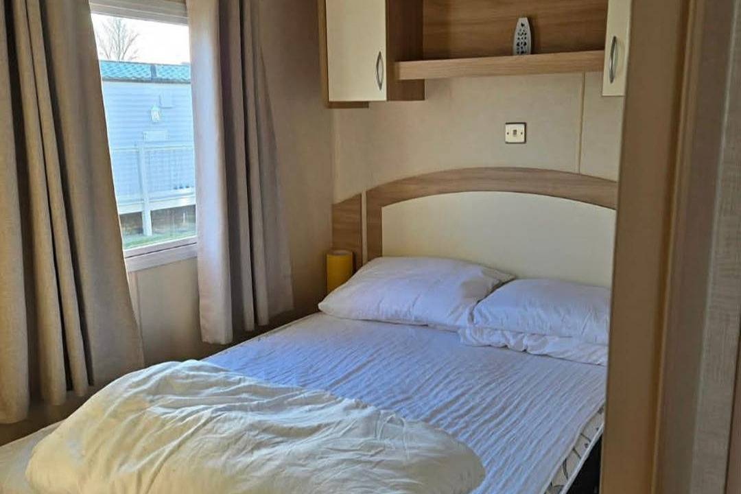 Chalet Sleeps 6 with Lake Views Parking in Skegness, Lincolnshire