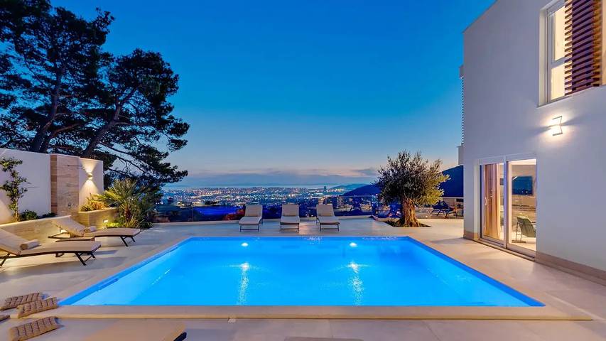 Villa for 8 personer, med terrasse og jacuzzi i tillegg til badebasseng - 1