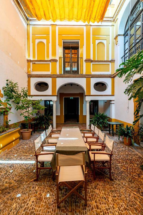 Sevillebnb Group- Villa Elvira, exclusive Pool and Gardens in the heart of Sevilla in Casco Antiguo, Sevilla