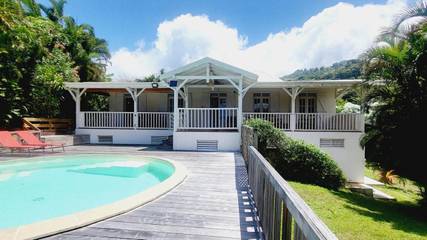 Cottage pour 6 personnes, avec piscine ainsi que jardin et vue dans La Soufrière