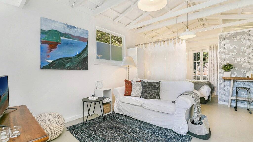 Die Pelikane nisten am schönen Strand in New South Wales