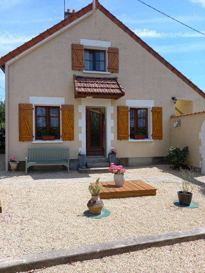 Location de vacances pour 2 personnes, avec Terrasse ainsi que Jardin et Vue dans Coulonges (Vienne)