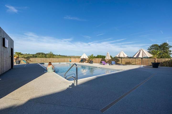 Camping pour 2 personnes, avec Terrasse ainsi que Jardin et Piscine