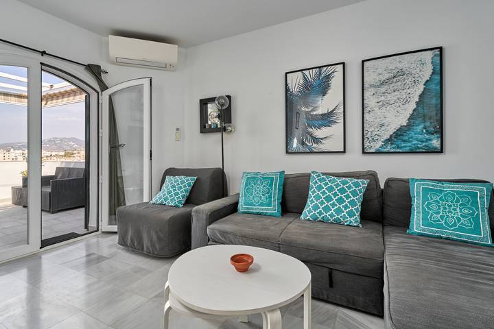 Entire apartment, "One Bedroom Penthouse" Near the Beach with Sea View, Pool, Wi-Fi & Terrace in Playa de Burriana, Nerja