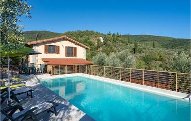 Location de vacances pour 6 personnes, avec piscine ainsi que terrasse et jardin, adapté aux familles à Arezzo