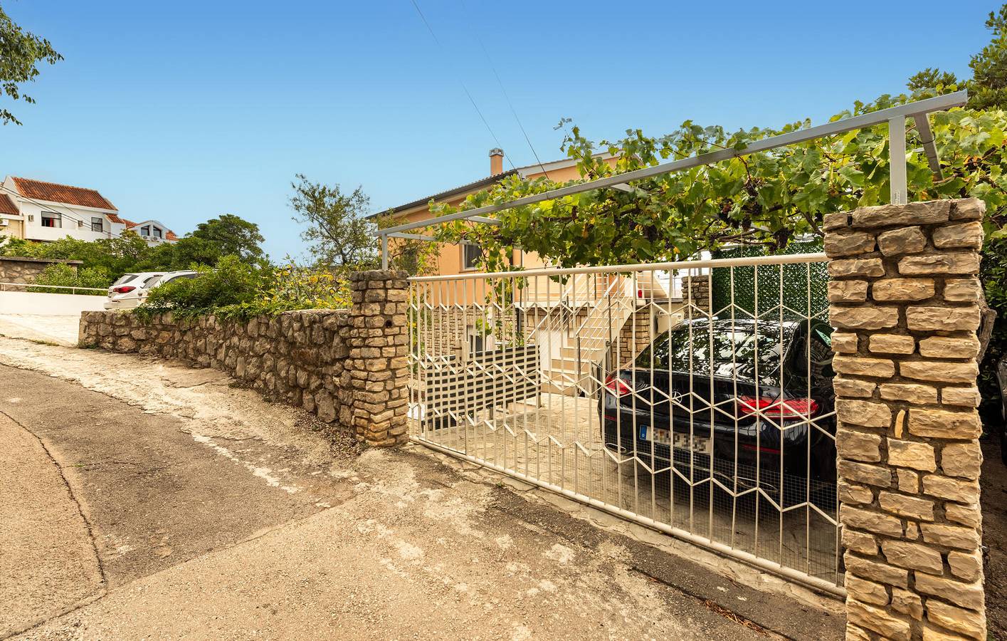 Ganze Ferienwohnung, Ferienwohnung für 5 Personen mit Terrasse in Karlobag, Naturpark Velebit