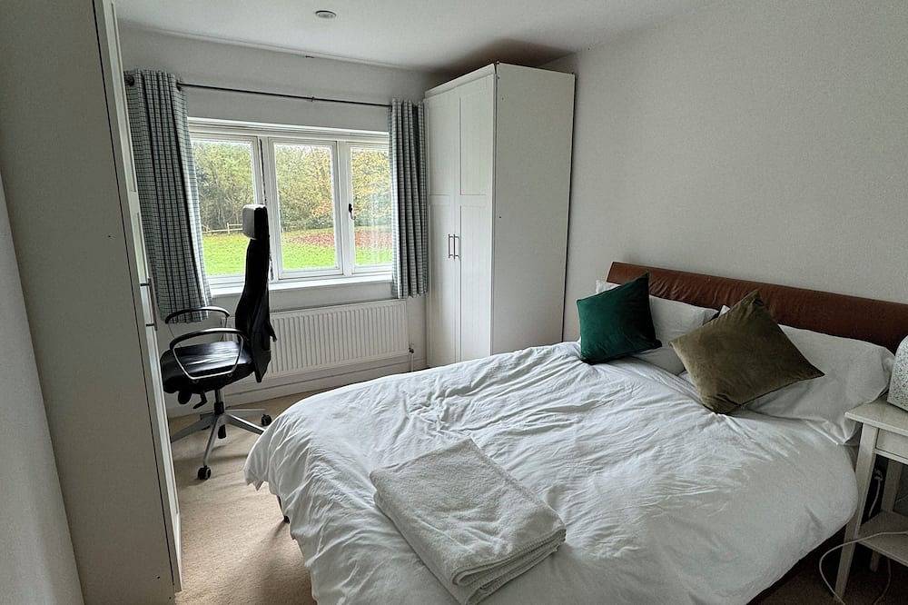 Lodge backed by English legacy in Ockham, Guildford