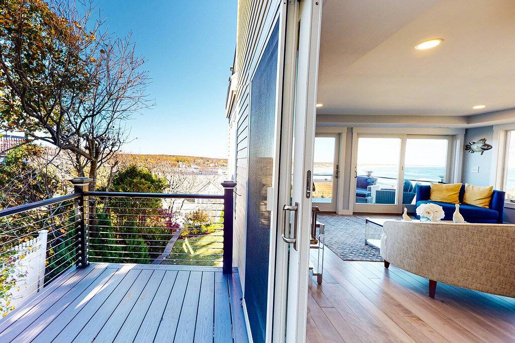 Stunning & luxurious ocean-view home with balcony & W/D in Ogunquit, York County