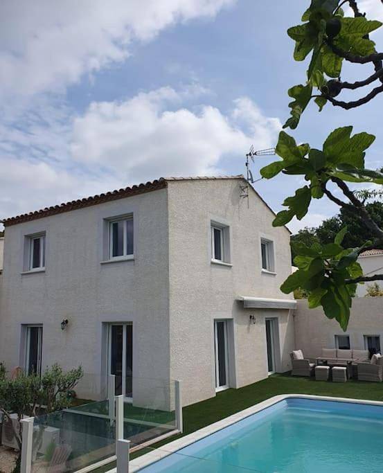 Location de vacances pour 6 personnes, avec Terrasse et Jardin ainsi que Piscine et Vue à Aigues-Vives - 4