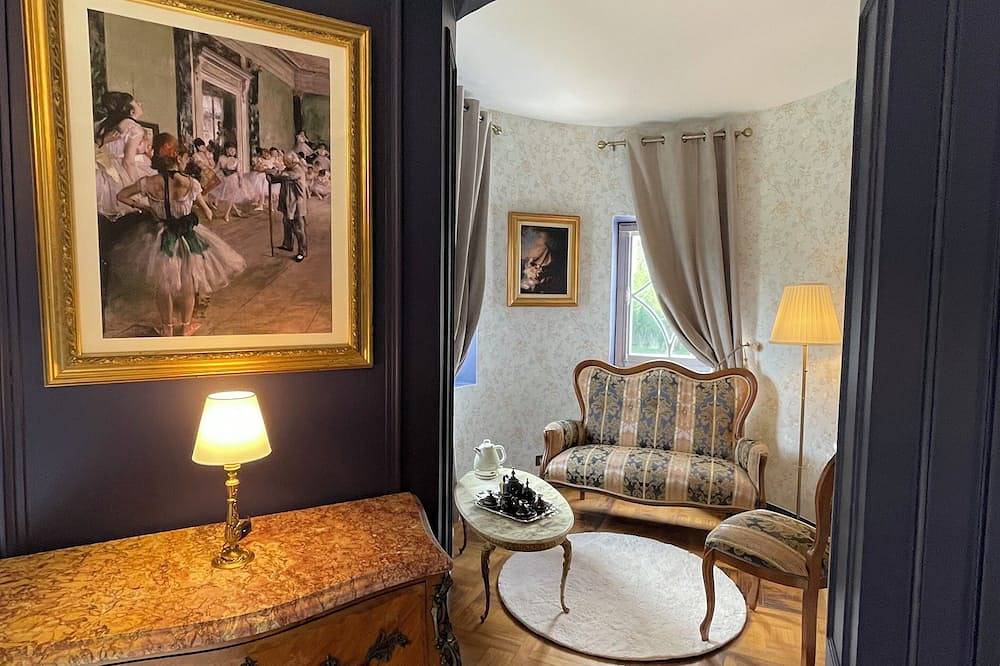 Charming bed and breakfast in a château with breakfast included in Saint-Genest-Lerpt, Loire
