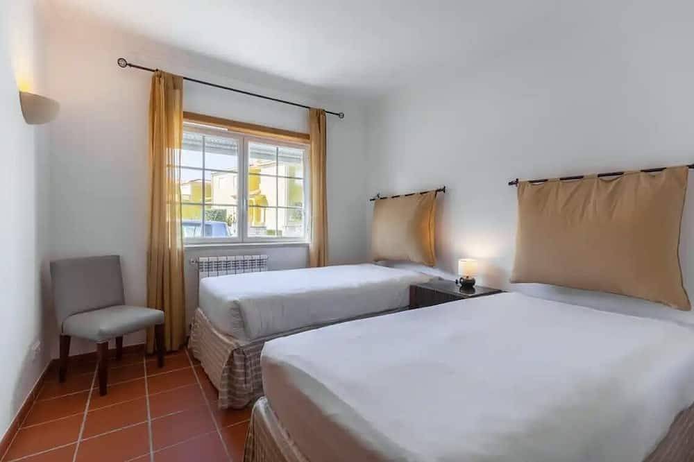 Ganze Wohnung, Apartment (T3) near the beach & golf in a luxury Resort in Amoreira, Leiria District