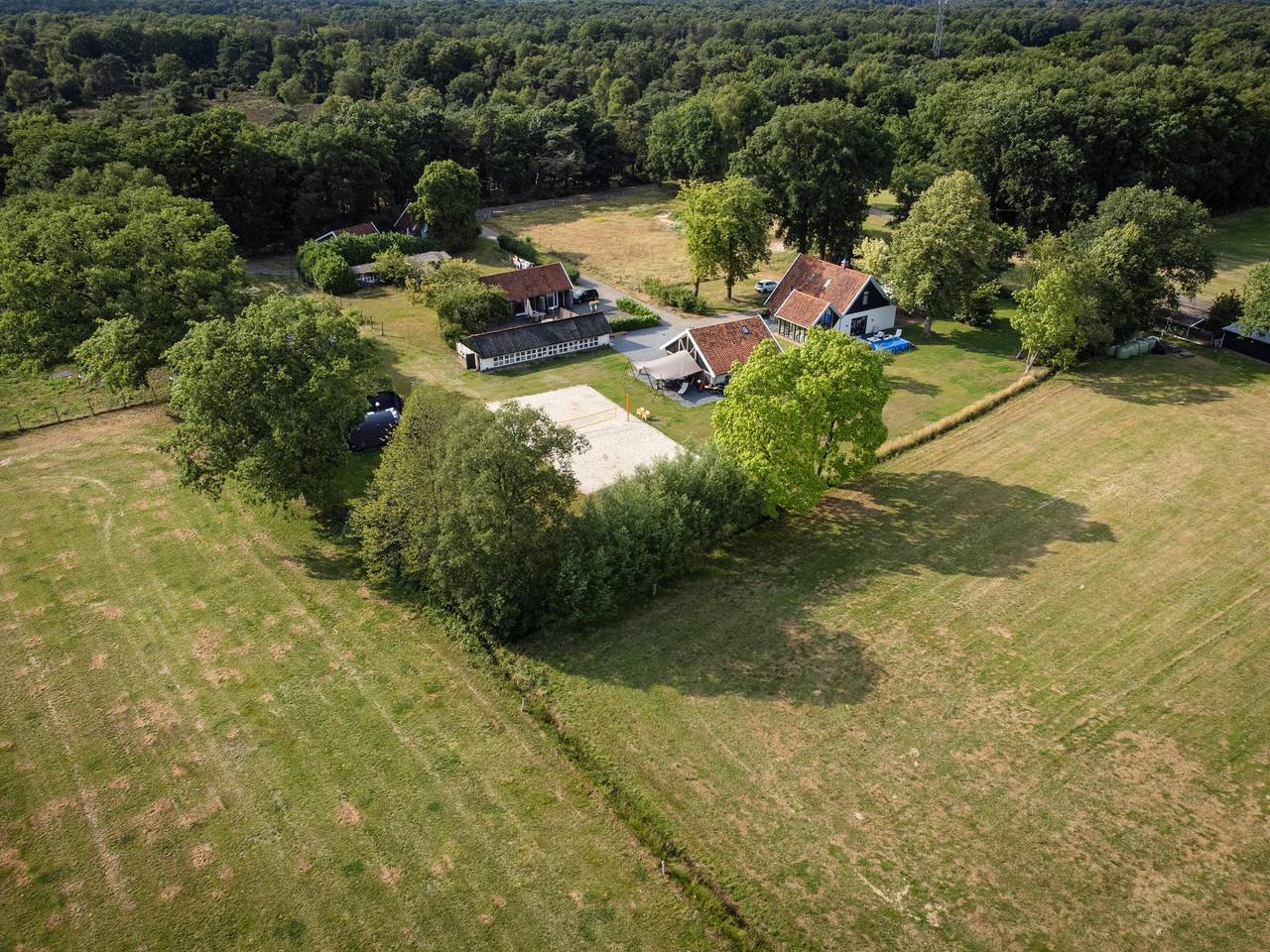 3 huizen op 1 erf met sauna en hottub in Haaksbergen, Twente