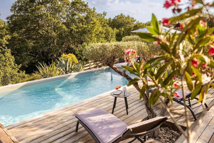 Location de vacances pour 8 personnes, avec piscine ainsi que jardin et vue à Saint-Alban-Auriolles - 2