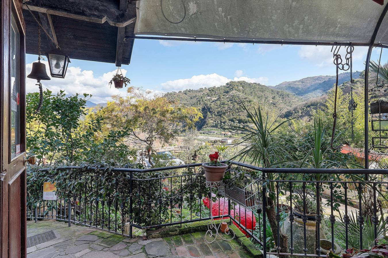 Camera 'Rosa' con Vista Montagna, Wi-Fi e Aria Condizionata in Dolceacqua, Alpi Liguri