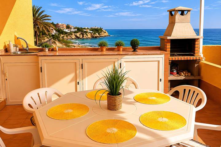 Wonderful Villa with Private Beach, Sea View, Shared Pool, Terrace & Wi-Fi in Platja de l'Amerador (el Campello), El Campello