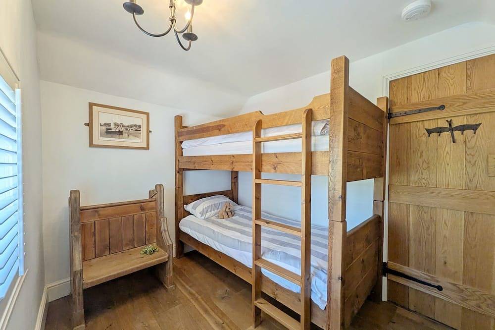 Springwell , West Wittering -  a cottage that sleeps 4 guests  in 2 bedrooms in West Wittering Beach, West Wittering