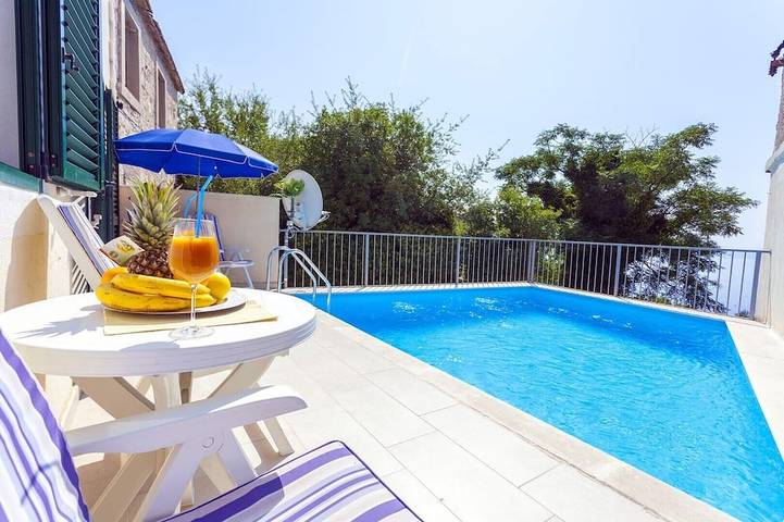 Villa for 5 people, with balcony in Makarska