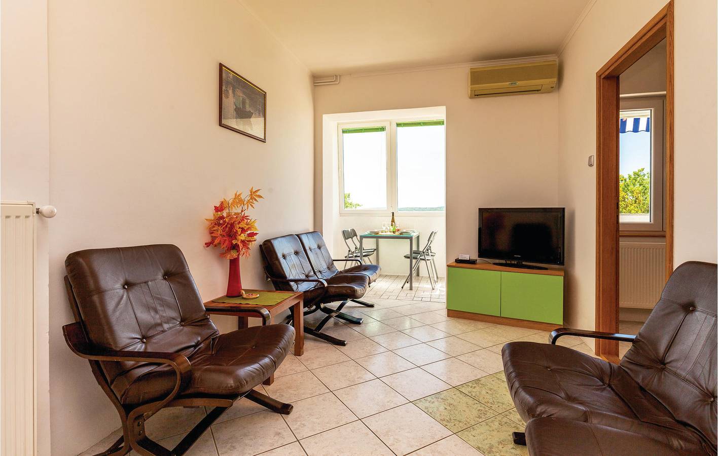 Ganze Ferienwohnung, Gemütliches Apartment mit Meerblick, WLAN, Terrasse und Parkplatz – 1 km vom Strand entfernt in Crikvenica, Primorje-Gorski Kotar