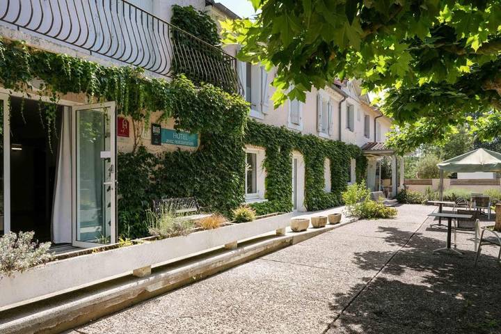 Hôtel pour 2 personnes, avec Terrasse ainsi que Jardin et Piscine