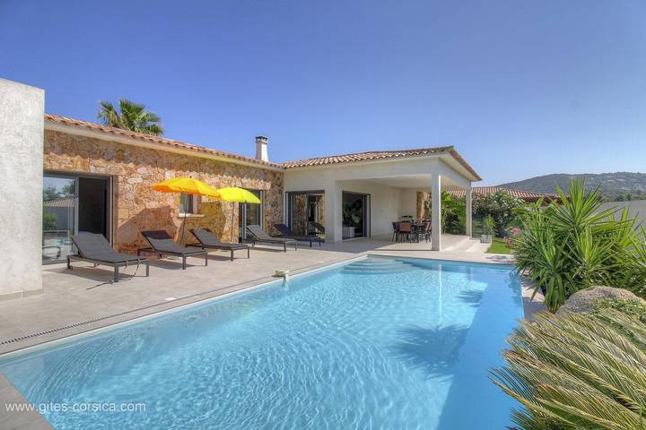 Gîte pour 10 personnes, avec Terrasse et Jardin ainsi que Piscine et Vue à Porto-Vecchio