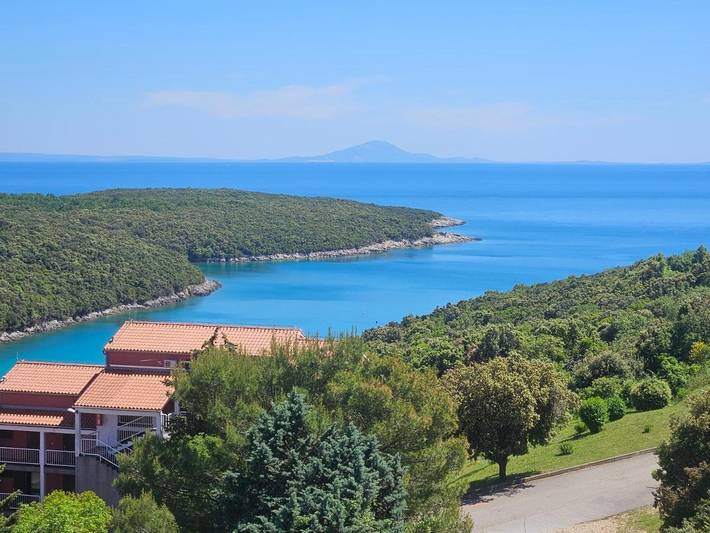 Ferienwohnung für 4 Personen, mit Balkon und Terrasse sowie Garten und Ausblick in Duga Uvala