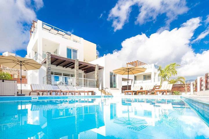 Holiday rental for 9 people, with hot tub and garden in Peyia