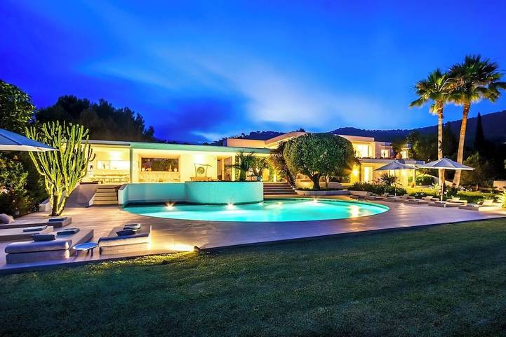 Villa pour 12 personnes, avec jacuzzi ainsi que jardin et balcon à Es Cubells