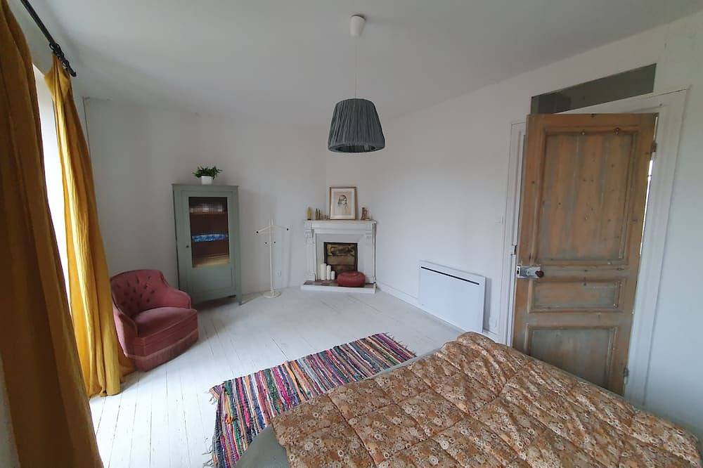 Maison Pour 6 Personnes au Centre de Guerlesquin Finistere in Guerlesquin, Parc naturel régional d'Armorique